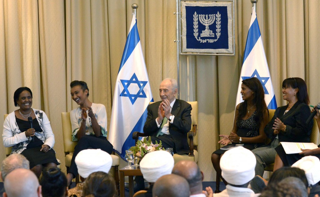 בתמונה (מימין לשמאל): גב' אסתר ג'מבר (מהנדסת מכונות), גב' דליה ביטאולין שרמן (סופרת), נשיא המדינה - מר שמעון פרס, גב' רותי אסרסאיי (שחקנית) וגב' אסמרץ איילין (מורה ומחנכת). קרדיט צילום: מארק ניימן